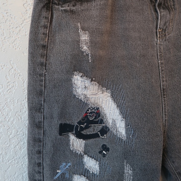 VINTAGE 90'S PATCHED AND EMBROIDERED SHORTS-SIZE L - Picture 3 of 7